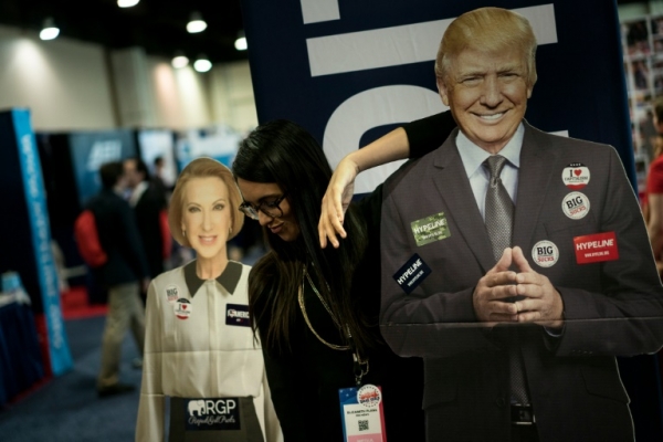 Mulher posa junto a imagem de Donald Trump, em 4 de mar&ccedil;o de 2016 em Oxon Hill, Maryland