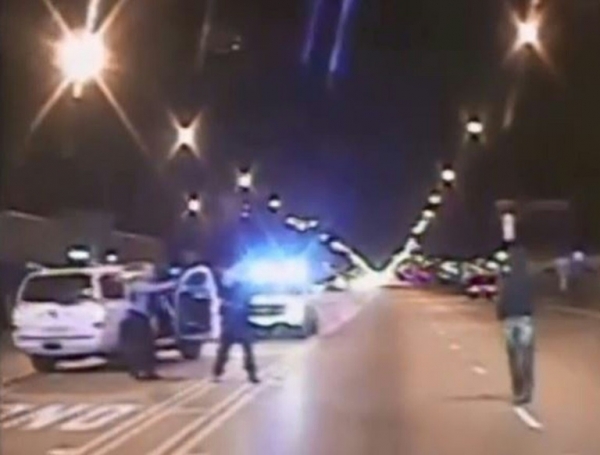 Captura de v&iacute;deo divulgado pela pol&iacute;cia em 24 de novembro de 2015 que mostra o adolescente negro Laquan McDonald segundo antes de ser assassinado pelo policial Van Dyke, em 24 de outubro de 2014, em Chicago