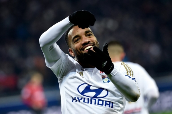 Alexandre Lacazette comemora um dos dois gols que marcou contra o Lorient, em 6 de mar&ccedil;o, em Lyon