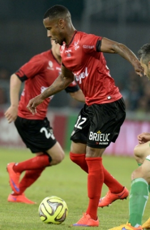 Guingamp's French midfielder Claudio Beauvue (C) vies with Saint-Etienne's French defender Jonathan Brison (L) and St Etienne's French defender Loic Perrin (R) during the French L1 football match Saint-Etienne (ASSE) vs Guingamp (EAG) on May 23, 2015, at the Geoffroy Guichard Stadium in Saint-Etienne, central France. AFP PHOTO / JEAN-PHILIPPE KSIAZEK