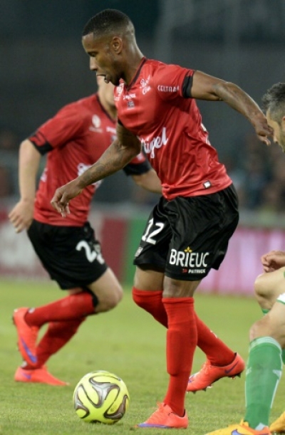 Guingamp's French midfielder Claudio Beauvue (C) vies with Saint-Etienne's French defender Jonathan Brison (L) and St Etienne's French defender Loic Perrin (R) during the French L1 football match Saint-Etienne (ASSE) vs Guingamp (EAG) on May 23, 2015, at the Geoffroy Guichard Stadium in Saint-Etienne, central France. AFP PHOTO / JEAN-PHILIPPE KSIAZEK