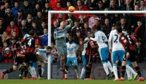 Newcastle United's English-born Irish goalkeeper Rob Elliot (C) jumps to save an attempted shot from Bournemouth's English midfielder Dan Gosling (2L) during the English Premier League football match between Bournemouth and Newcastle United at the Vitality Stadium in Bournemouth, southern England on November 7, 2015. Newcastle won the match 1-0. AFP PHOTO / ADRIAN DENNIS RESTRICTED TO EDITORIAL USE. No use with unauthorized audio, video, data, fixture lists, club/league logos or 'live' services. Online in-match use limited to 75 images, no video emulation. No use in betting, games or single club/league/player publications.