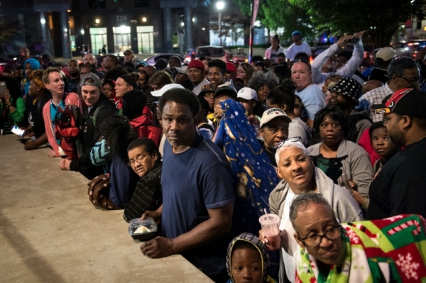 Centenas de moradores da cidade americana de Louisville, no Kentucky, acordaram de madrugada nesta quarta-feira para conseguir ingressos para o funeral do ex-astro do boxe mundial Muhammad Ali, que ser&aacute; realizado sexta-feira