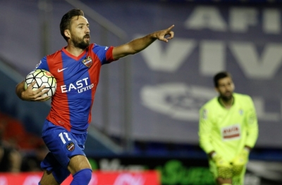 (Arquivo) Jos&eacute; Luis Morales, do Levante, comemora gol durante partida contra o Eibar, em Val&ecirc;ncia, no dia 23 de setembro de 2015