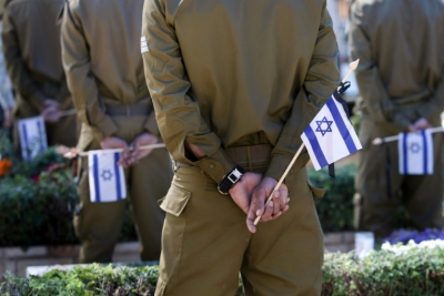 (Arquivos) Soldados israelenses seguram bandeiras nacionais, em Jerusal&eacute;m, no dia 26 de abril de 2009