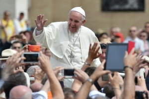 Francisco cumprimenta a multid&atilde;o na Pra&ccedil;a de S&atilde;o Pedro