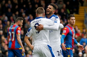 Mahrez (D) comemora com Vardy o gol que marcou contra o Crystal Palace, em 19 de mar&ccedil;o, em Londres