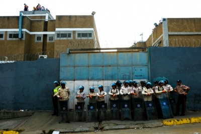 Oficiais da Pol&iacute;cia Nacional venezuelana na entrada de penitenci&aacute;ra em Caracas em 16 de abril