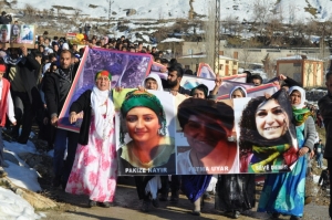 Pessoas seguram fotos de v&iacute;timas de Cizre e Silopi mortas durante o toque de recolher em seu funeral em 12 de janeiro de 2016 em Sirnak