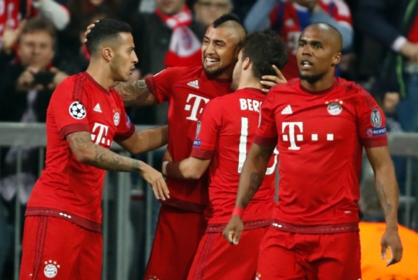 Jogadores do Bayern de Munique comemoram gol durante partida contra o Benfica, em Munique, no dia 5 de abril de 2016