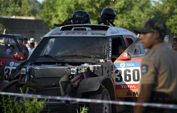 O carro de n&uacute;mero 360 atropelou espectadores ao sair da pista durante a etapa de abertura do Rali Dacar-2016, em 3 de janeiro, em Buenos Aires