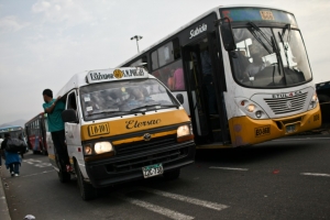 (Arquivo) &Ocirc;nibus s&atilde;o vistos em Lima, no dia 29 de novembro de 2013