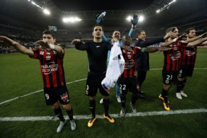 Jogadores do Nice comemoram vit&oacute;ria sobre o Toulouse, em Nice, no dia 3 de fevereiro de 2016