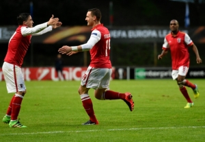 Jogadores do Braga comemoram gol durante partida contra o Sion, em Braga, no dia 24 de fevereiro de 2016