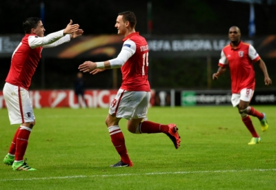 Jogadores do Braga comemoram gol durante partida contra o Sion, em Braga, no dia 24 de fevereiro de 2016