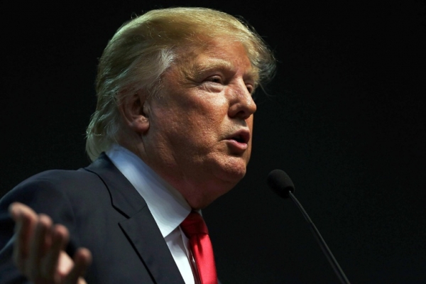 (Arquivo) O pr&eacute;-candidato republicano &agrave; presid&ecirc;ncia dos Estados Unidos, Donald Trump, discursa em Mississippi no dia 2 de janeiro de 2016