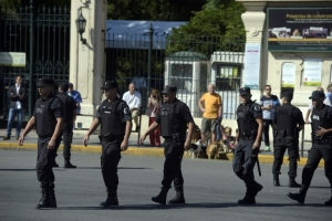 Policiais argentinos s&atilde;o vistos nas ruas de Buenos Aires, no dia 23 de mar&ccedil;o de 2016