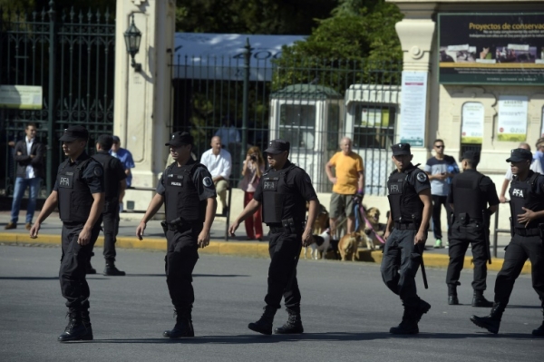 Policiais argentinos s&atilde;o vistos nas ruas de Buenos Aires, no dia 23 de mar&ccedil;o de 2016