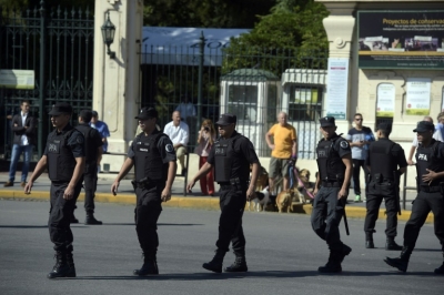 Policiais argentinos s&atilde;o vistos nas ruas de Buenos Aires, no dia 23 de mar&ccedil;o de 2016