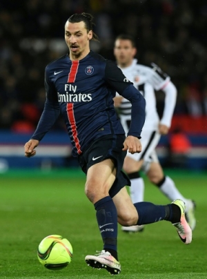 Paris Saint-Germain's Swedish forward Zlatan Ibrahimovic runs with the ball during the French L1 football match between Paris Saint-Germain and Rennes at the Parc des Princes stadium in Paris on April 30, 2016.