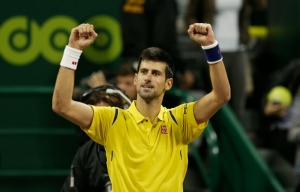 Novak Djokovic comemora vit&oacute;ria sobre Leonardo Mayer, em Doha, no dia 7 de janeiro de 2016