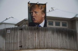 Outdoor com a imagem do pr&eacute;-candidato Donald Trump &eacute; instalado no terreno de uma casa, em West Des Moines, Iowa
