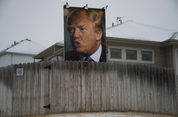 Outdoor com a imagem do pr&eacute;-candidato Donald Trump &eacute; instalado no terreno de uma casa, em West Des Moines, Iowa