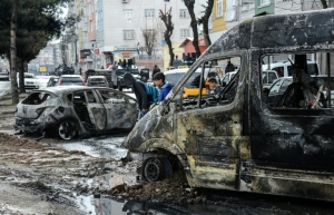 (15 mar) Ve&iacute;culos queimados durante confrontos na cidade curda turca de Diyarbakir