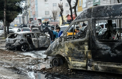 (15 mar) Ve&iacute;culos queimados durante confrontos na cidade curda turca de Diyarbakir