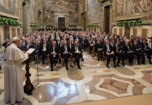 Francisco discursa no Vaticano ap&oacute;s receber o Pr&ecirc;mio Carlos Magno