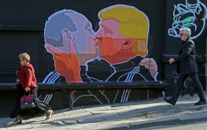 Um grafite que mostra Donald Trump e Vladimir Putin se beijando na boca se tornou um viral nesta sexta-feira na Litu&acirc;nia, onde os temores sobre uma poss&iacute;vel aproxima&ccedil;&atilde;o crescem