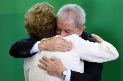 Dilma e Lula se abra&ccedil;am na cerim&ocirc;nia de posse do ex-presidente
