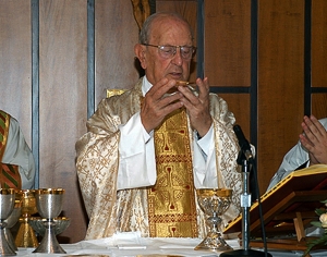 Foto publicada no site dos Legion&aacute;rios de Cristo mostra o padre cat&oacute;lico Marcial Maciel, fundador da ordem, acusado de pedofilia