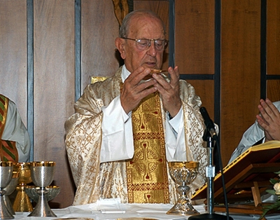 Foto publicada no site dos Legion&aacute;rios de Cristo mostra o padre cat&oacute;lico Marcial Maciel, fundador da ordem, acusado de pedofilia