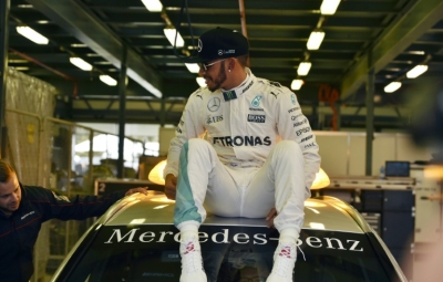 Lewis Hamilton comemora a pole position, em 19 de mar&ccedil;o, em Melbourne