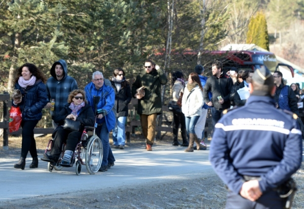 Centenas de familiares das 149 v&iacute;timas da trag&eacute;dia do voo da Germanwings, muitos dos quais vindos da Alemanha e da Espanha, reuniram-se nesta quinta-feira em Vernet, no sul dos Alpes franceses, para lembrar, um ano depois, a cat&aacute;strofe causada pelo co-piloto do voo A320.