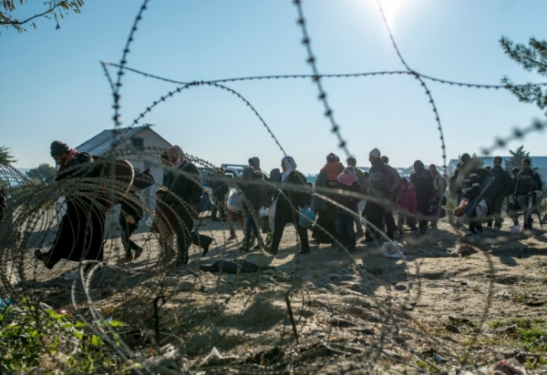 (Nov/2015) Migrantes e refugiados cruzam a fronteira entre Gr&eacute;cia e Maced&ocirc;nia