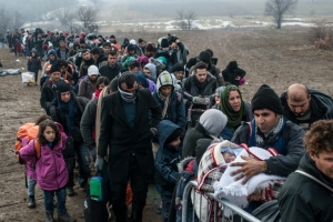 Dezenas de homens mascarados, supostamente ligados a hooligans e a uma nebulosa neo-nazista, se reuniram na sexta-feira &agrave; noite no centro de Estocolmo para atacar migrantes, informou neste s&aacute;bado a pol&iacute;cia sueca.