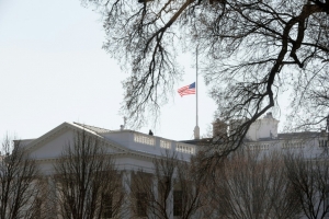 O presidente Barack Obama ordenou que as bandeiras sejam hasteadas a meio mastro na Casa Branca e nos demais pr&eacute;dios p&uacute;blicos do pa&iacute;s, em homenagem a Nancy Reagan, ex-primera-dama, que morreu aos 94 anos