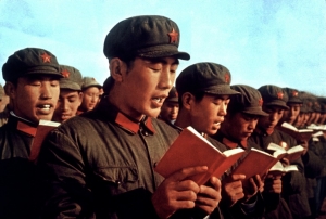 (Arquivo) Soldados recitam passagens do 'Livro Vermelho' de Mao Ts&eacute;-Tung, s&iacute;mbolo da Revolu&ccedil;&atilde;o Cultural