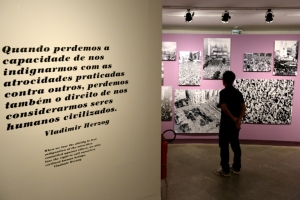 (Arquivo) Frase do jornalista brasileiro Vladimir Herzog &eacute; vista em uma exposi&ccedil;&atilde;o, em Bras&iacute;lia, no dia 6 de agosto de 2013