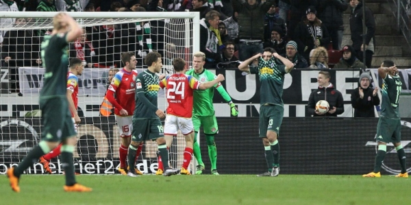 Jogadores do Mainz comemoram gol durante partida contra o Borussia Moenchengladbach, em Mainz, no dia 29 de janeiro de 2016