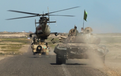 (9 mar) Militares do Ex&eacute;rcito iraquiano na linha de frente no deserto de Al-Anbar