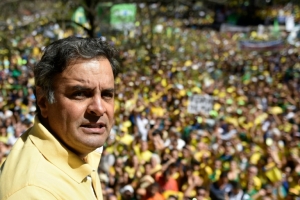 (Arquivo) O senador A&eacute;cio Neves participa de um protesto contra o governo Dilma, em Belo Horizonte, no dia 16 de agosto de 2015