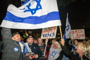 Cidad&atilde;os israelenses protestam em apoio a soldado que atirou contra um palestino ferido, em Tel Aviv, no dia 31 de mar&ccedil;o de 2016