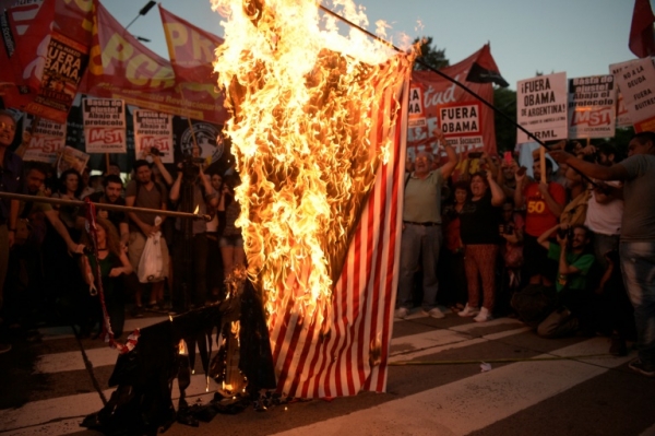 Manifestantes queimam a bandeira dos Estados Unidos, em Buenos Aires, no dia 23 de mar&ccedil;o de 2016