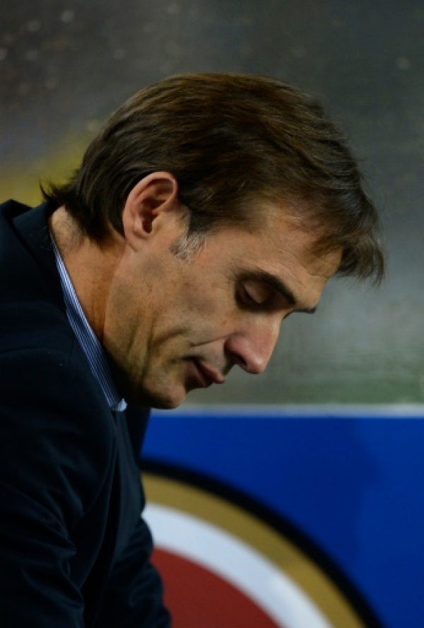 Porto's Spanish coach Julen Lopetegui gestures on the bench before the start of the Portuguese league football match FC Porto vs Rio Ave at the Dragao stadium in Porto, on January 6, 2016. The match finished with a 1-1 draw. AFP PHOTO/ MIGUEL RIOPA
