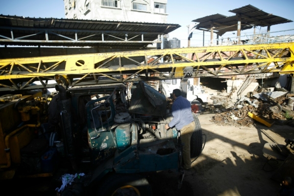 Palestino observa em Gaza os danos a um ve&iacute;culo, em uma &aacute;rea bombardeada por Israel