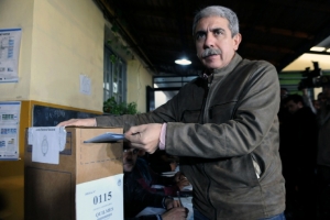 (Arquivo) O ex-candidato kirchnerista ao governo da prov&iacute;ncia de Buenos Aires, An&iacute;bal Fern&aacute;ndez, durante vota&ccedil;&atilde;o das elei&ccedil;&otilde;es prim&aacute;rias em Quilmes no dia 9 de agosto de 2015