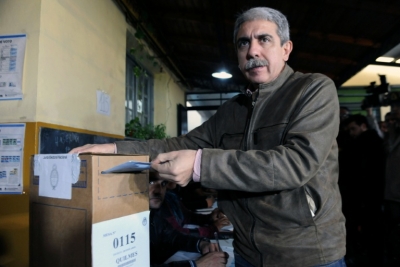 (Arquivo) O ex-candidato kirchnerista ao governo da prov&iacute;ncia de Buenos Aires, An&iacute;bal Fern&aacute;ndez, durante vota&ccedil;&atilde;o das elei&ccedil;&otilde;es prim&aacute;rias em Quilmes no dia 9 de agosto de 2015